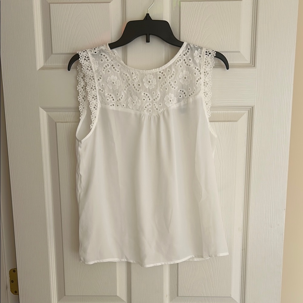 Cute, no-sleeve shirt, perfect for the beach 🏖️